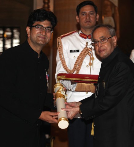 Prasoon Joshi receiving Padma Shri Award from Pranav Mukherji, the President of India.
